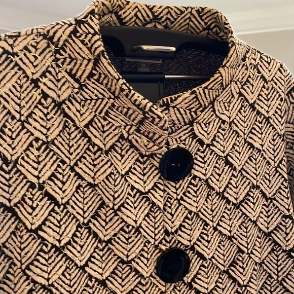 Adorable, black and white jacket with gold details, from JM Collection, 2X. - Picture 2 of 9